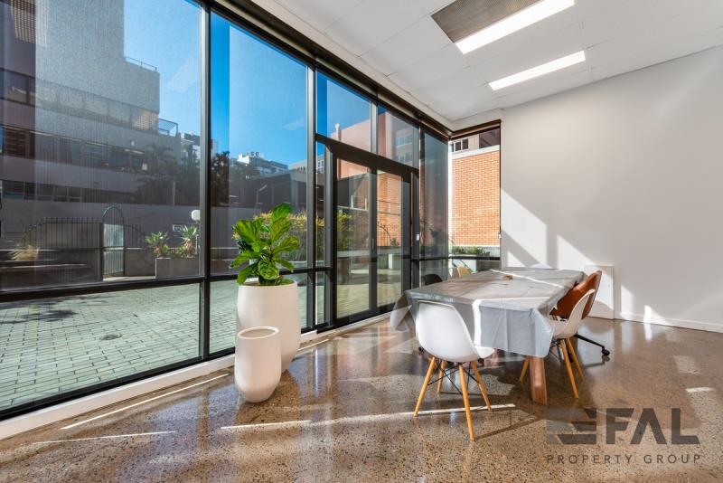 Bright glazed room adjoining the ground-floor tenancy