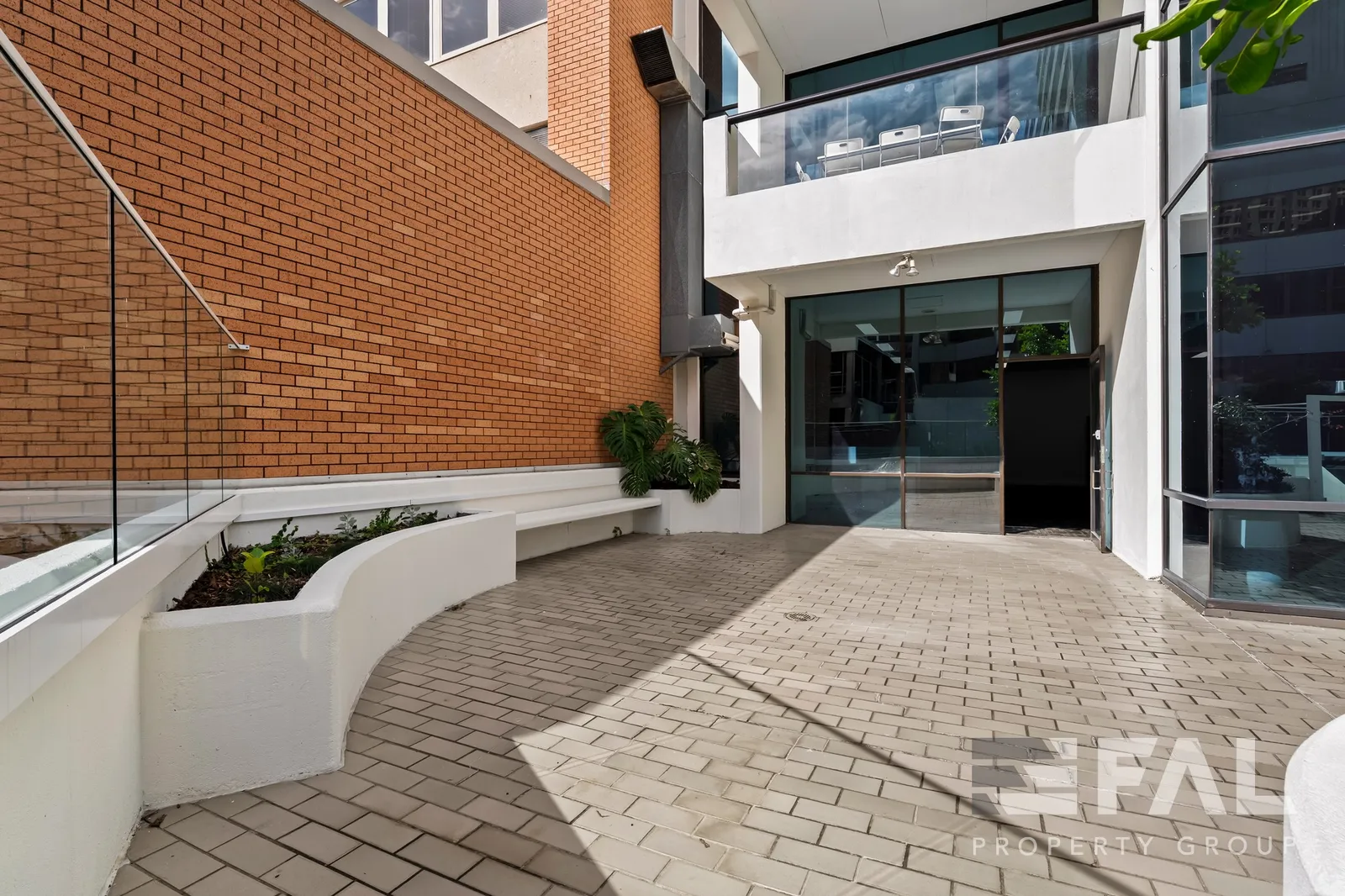 Adjoining courtyard immediately outside the ground-floor tenancy